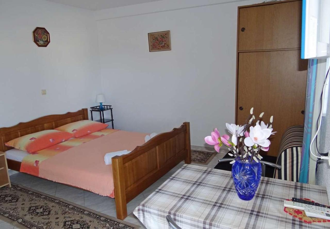 Apartments Tomislav - 120 M From Beach Donji Okrug  Exterior foto